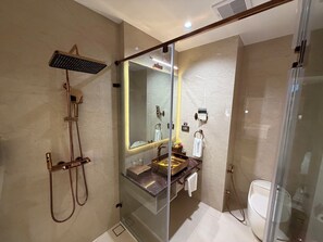 Deluxe Room | Bathroom | Free toiletries, hair dryer, bathrobes, towels - De Lush Pune (Pune)