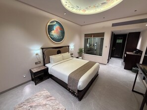 Deluxe Room | Soundproofing, free WiFi, bed sheets - De Lush Pune (Paud)