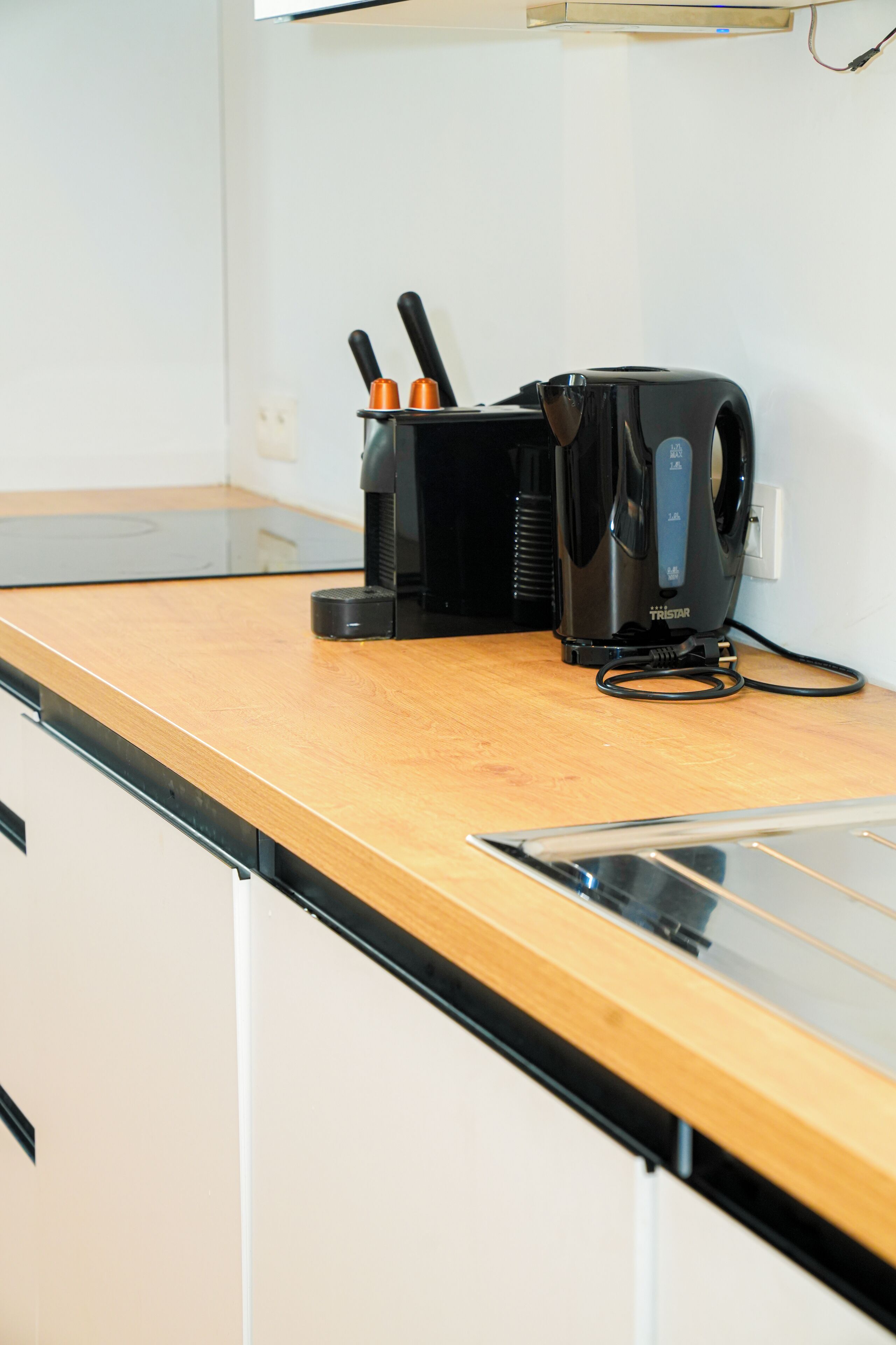 Basic Apartment | Private kitchen | Mini-fridge, oven, stovetop, cookware/dishes/utensils