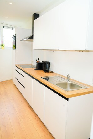 Appartamento Basic | Cucina privata | Mini-frigorifero, forno, piano cottura, pentole/stoviglie/utensili