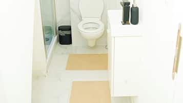 Basic-Apartment | Badezimmer | Dusche, kostenlose Toilettenartikel, Haartrockner, Handtücher