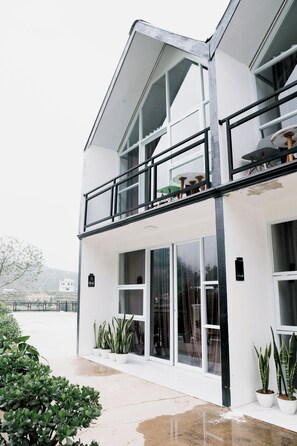 Vila luxo, vista para o lago | Escrivaninha, Wi-Fi de cortesia