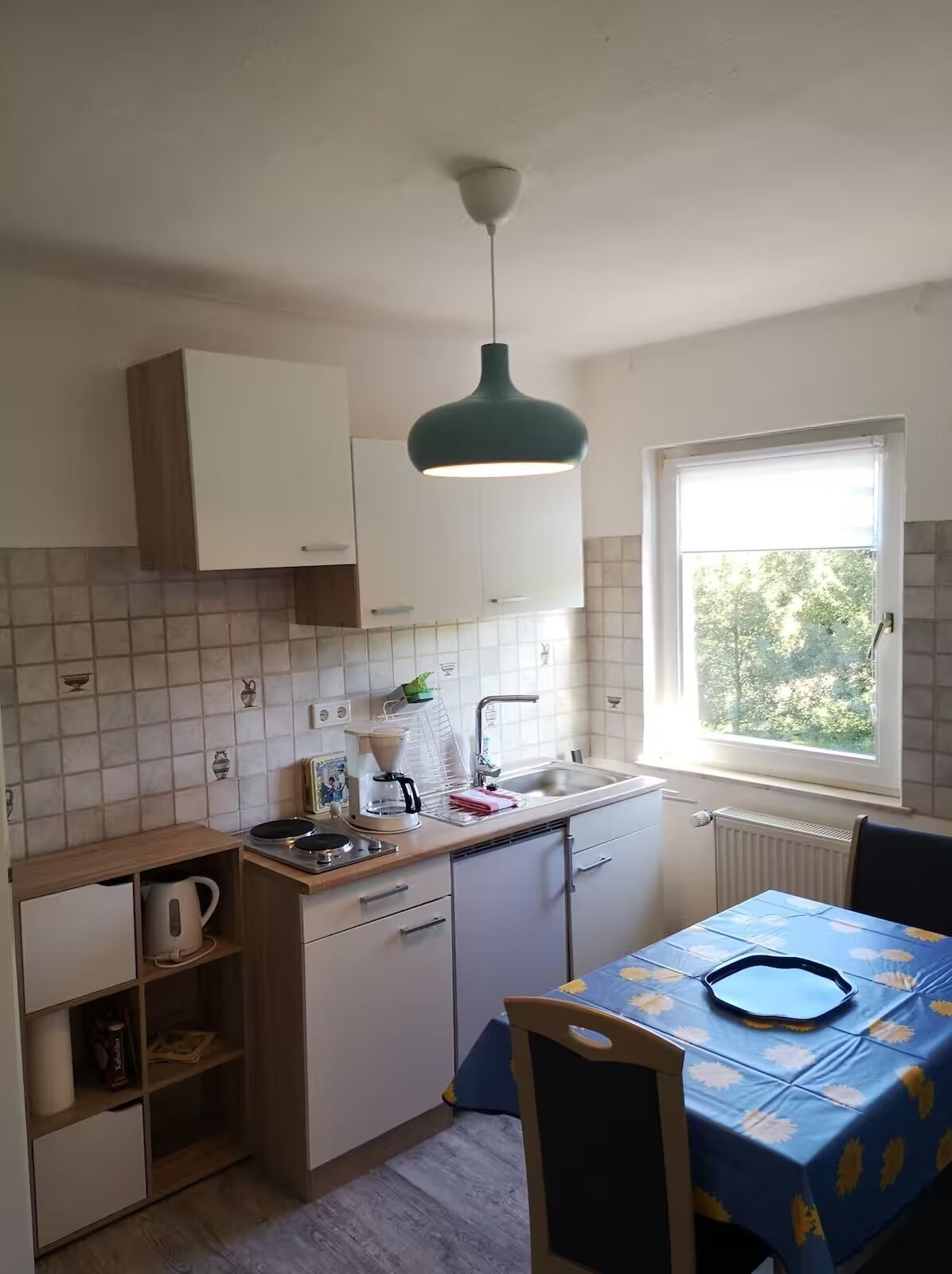 Kühlschrank, Mikrowelle, Herdplatte, Wasserkocher mit Kaffee-/Teezubehör