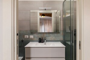 Shower, bidet, towels