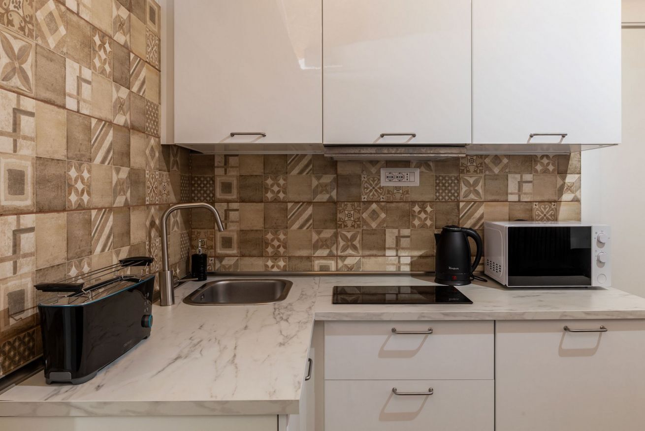 Køleskab, mikrobølgeovn, brødrister