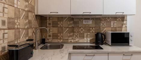 Køleskab, mikrobølgeovn, brødrister