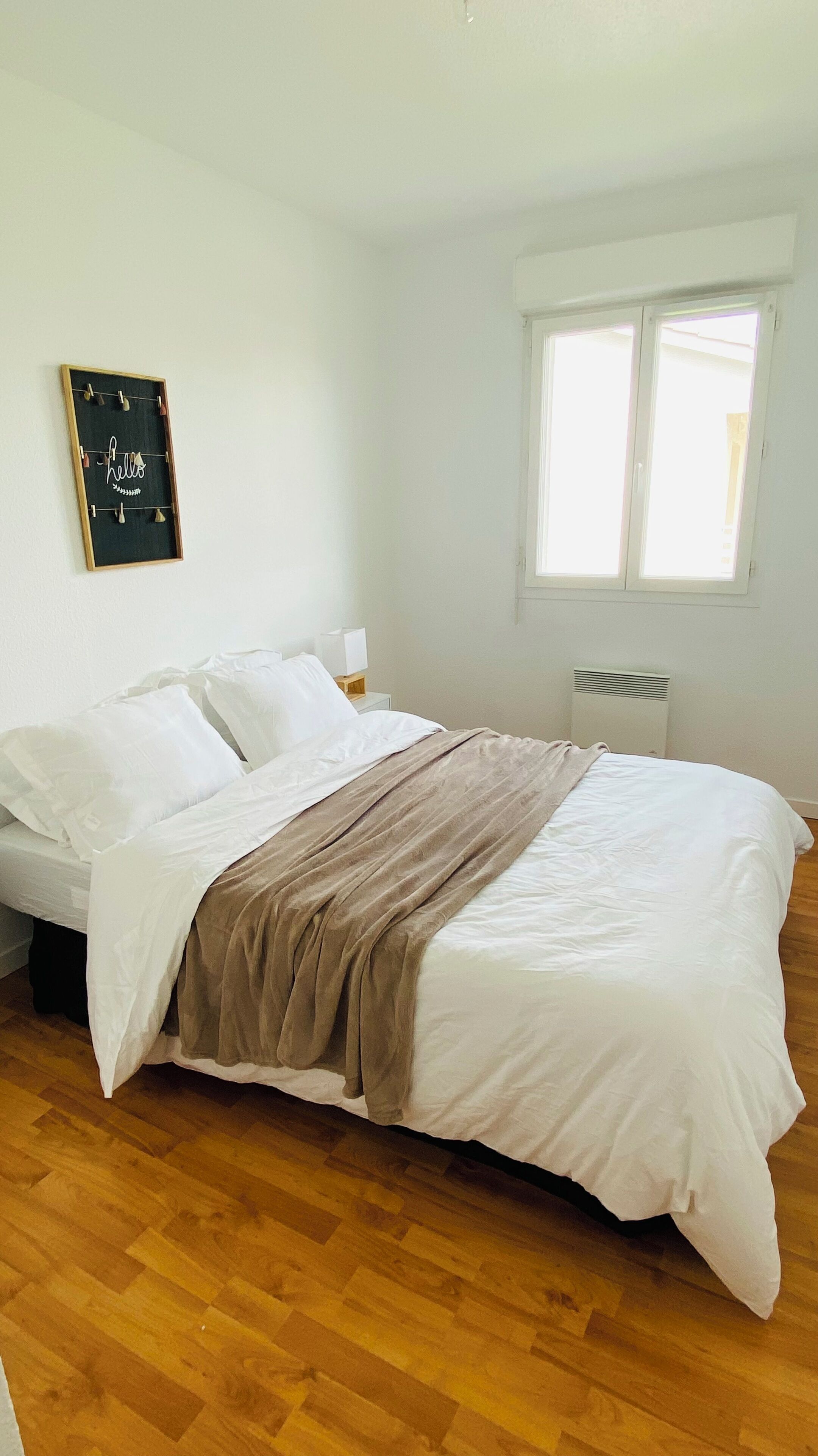 Escritorio, tabla de planchar con plancha, cuna de viaje y wifi gratis 