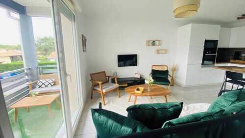 Elegant getaway at the gateway to Saint-Émilion • Private parking & balcony