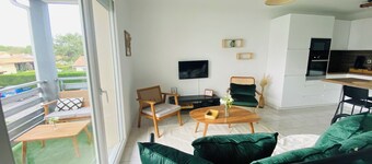 Elegant getaway at the gateway to Saint-Émilion • Private parking & balcony