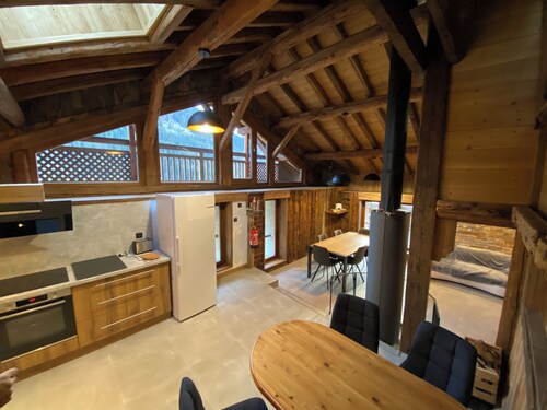 Chalet L'orsett, south-facing with mountain views, resort center, quiet area!