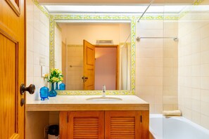 Shower, hair dryer, towels - Family Apartment Pool & Terrace (Vilamoura)