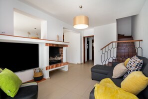 TV, fireplace - Vilamoura Family House (Quarteira)