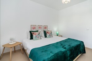 Iron/ironing board, free WiFi, bed sheets - Vilamoura Family House (Quarteira)