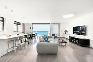 Living area - Spacious 4BR with Balcony and Seaview (תל אביב)