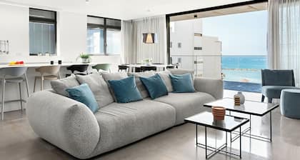 Spacious 4BR with Balcony and Seaview