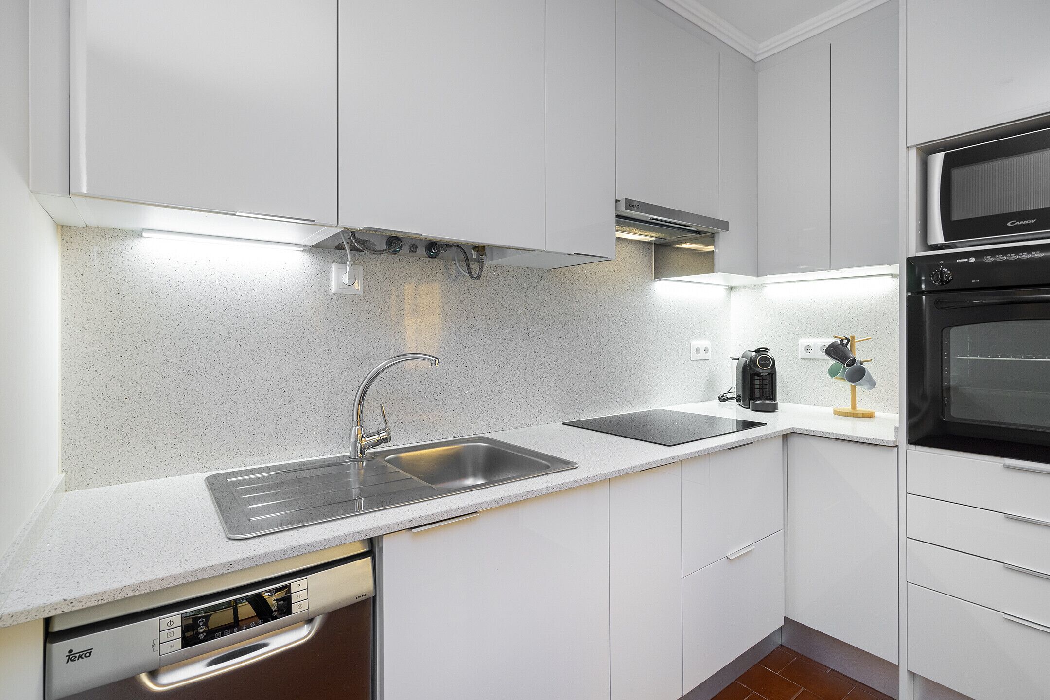Wasserkocher mit Kaffee-/Teezubehör, Kühlschrank, Mikrowelle, Ofen