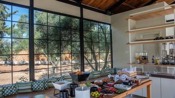 Free daily buffet breakfast