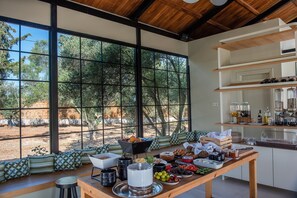 Free daily buffet breakfast 