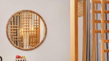 Junior-studiosviitti, näköala puutarhaan | Tallelokero huoneessa, äänieristys, silitysrauta/-lauta, ilmainen Wi-Fi