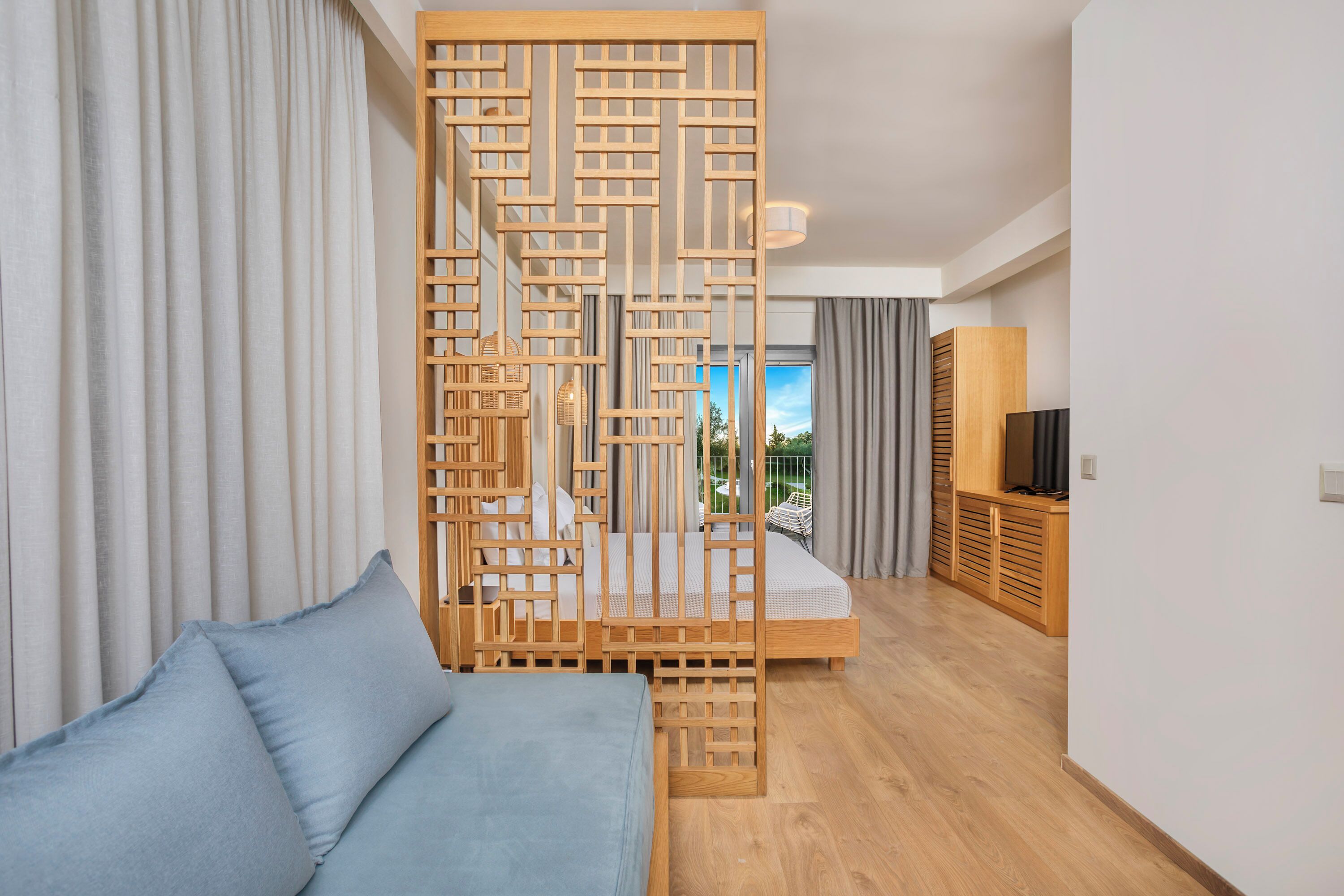 Junior-Studiosuite, Gartenblick | Zimmersafe, schallisolierte Zimmer, Bügeleisen/Bügelbrett