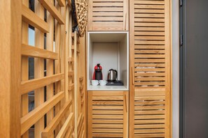 خزنة داخل الغرفة وتجهيزات عازلة للصوت ومكواة/لوح كي وواي فاي مجانًا