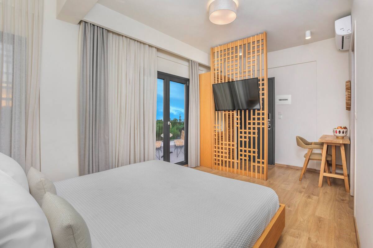 Habitación doble superior, vistas al jardín | Caja fuerte, sistema de insonorización, tabla de planchar con plancha