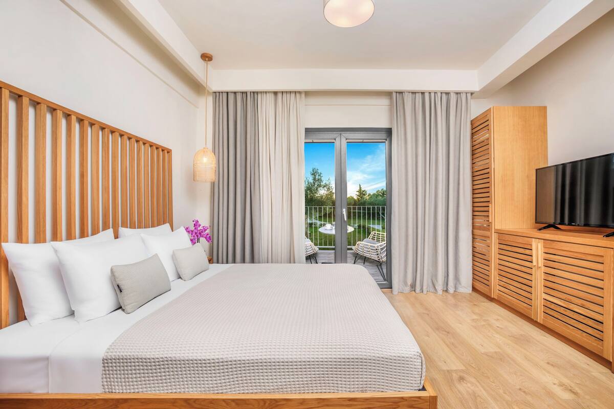 Suite estudio junior, vistas al jardín | Caja fuerte, sistema de insonorización, tabla de planchar con plancha