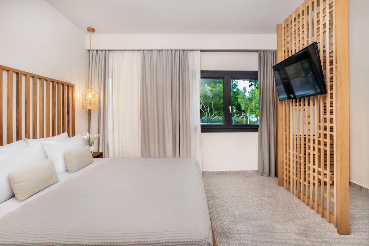 In-room safe, soundproofing, iron/ironing board, free WiFi