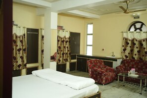 Familien-Suite, Balkon, Gartenblick | Zimmersafe, Schreibtisch, Bügeleisen/Bügelbrett