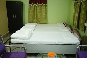 In-room safe, desk, iron/ironing board - Hotel Sangam Vihar (Saharsa)