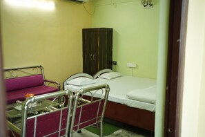 Habitació doble Deluxe, balcó, vistes a la ciutat | Caixa forta a l'habitació, escriptori i planxa i posts de planxar