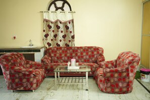 Suite familiar, balcó, vistes al jardí | Caixa forta a l'habitació, escriptori i planxa i posts de planxar