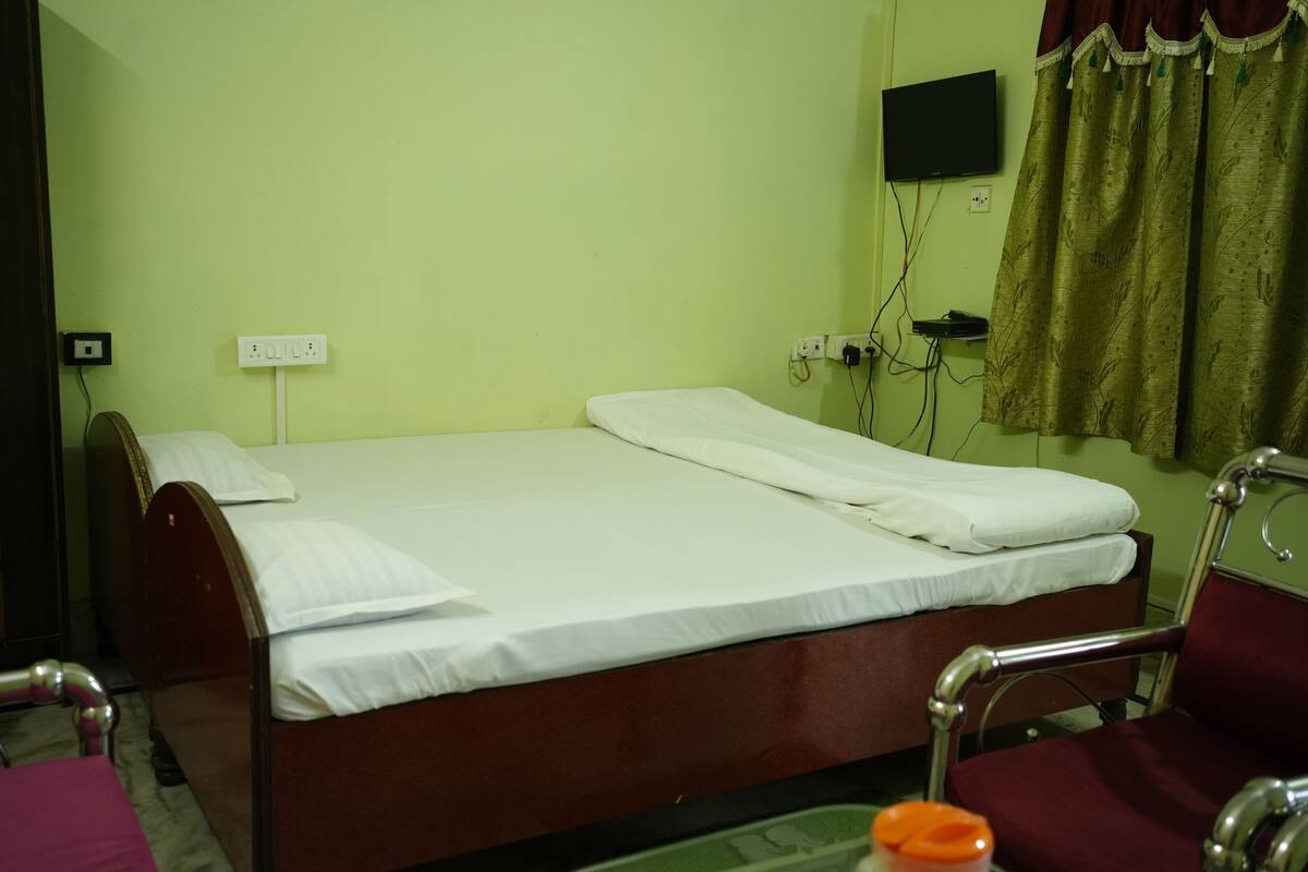 In-room safe, desk, iron/ironing board