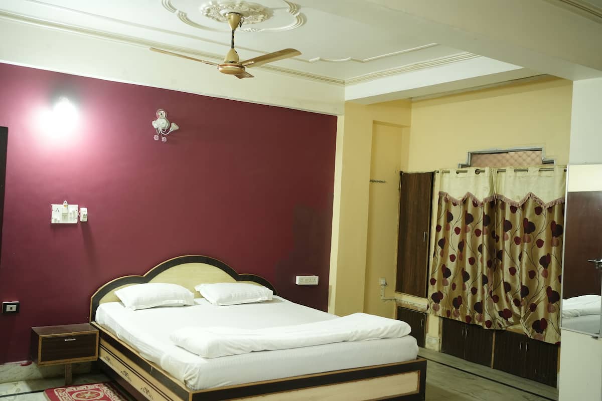 Family Suite, Balcony, Garden View | In-room safe, desk, iron/ironing board