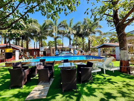 Swim-up bar. Green Paradise Trimbak