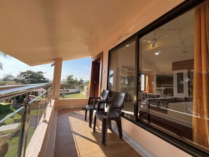 family room with garden view | 陽台