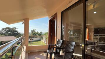 family room with garden view | Balcony