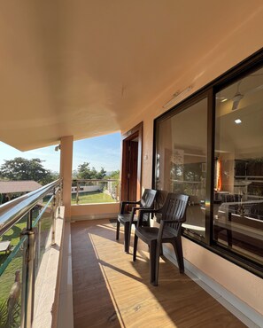 family room with garden view | Balkon