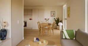 Comfort-Apartment | Essbereich im Zimmer