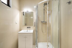 Shower, hair dryer, towels - Amazing Flat In Olhos de Água (Albufeira)