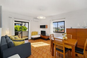 TV - Vilita Oasis Family Apartment (Pêra)