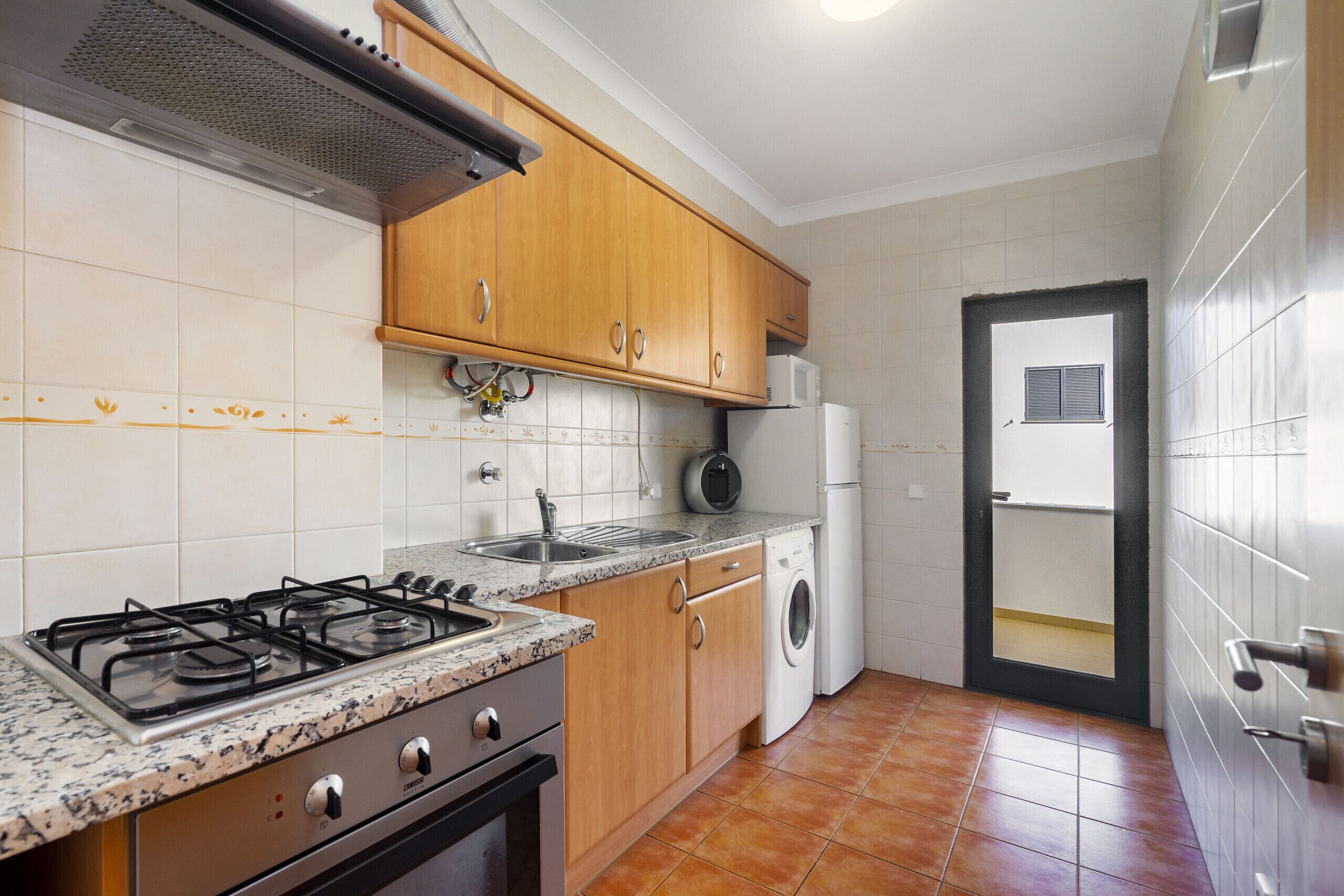 Kjøleskap, mikrobølgeovn, ovn og kaffetrakter/tekoker