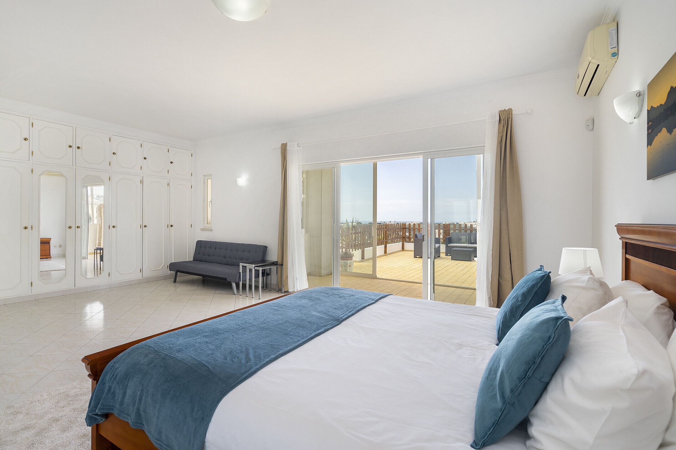 Fer et planche à repasser, Wi-Fi gratuit, draps fournis