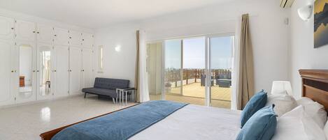 Fer et planche à repasser, Wi-Fi gratuit, draps fournis