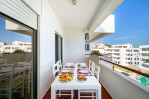 Outdoor dining - Acqua Vista Family Apartment | 300M from BEACH (Porches)