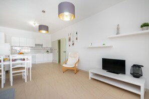 TV - Acqua Vista Family Apartment | 300M from BEACH (Porches)