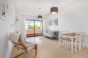 Dining - Acqua Vista Family Apartment | 300M from BEACH (Porches)
