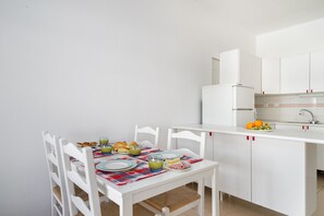 Dining - Acqua Vista Family Apartment | 300M from BEACH (Porches)