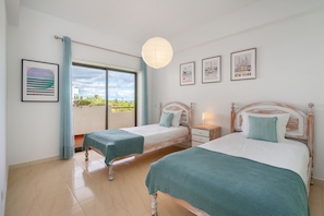 2 bedrooms, iron/ironing board, free WiFi, bed sheets - Acqua Vista Family Apartment | 300M from BEACH (Porches)