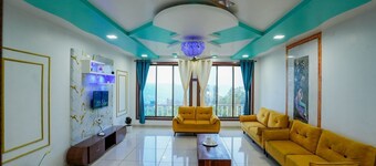 Sai Hill's Holiday's